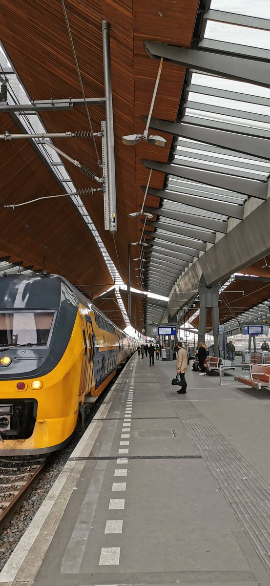 Gezellig met circa 20 mede-reizigers in intercity met 12 coupé's richting het zuiden #coronanederland