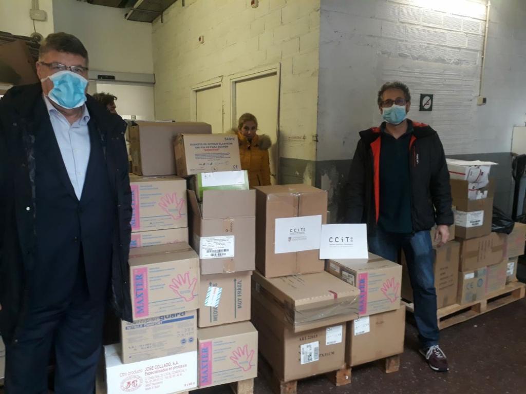 UniBarcelona's tweet photo. #UniBarcelona | Els Centres Científics i Tecnològics de la UB (@ccitub) donen material sanitari a l'@hospitalclinic. Qualsevol ajuda és poca, aquests dies res és de ningú. Detalls com aquests ens fan sentir orgullosos de la nostra universitat. #SocUB https://t.co/a4s925nNON