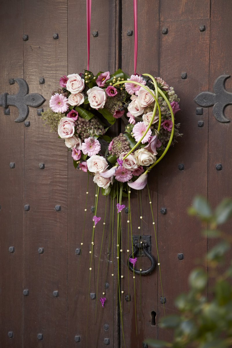 Times are tough, so we thought we would share the love with this beautiful heart wreath creation! ❤️ 

If you are spending more time at home, then why not get your craft on and recreate this look!

Shop here: oasishomeandhobby.co.uk/catalogsearch/…