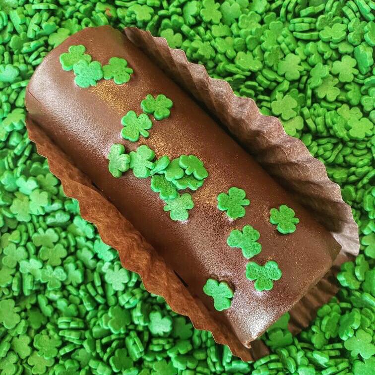 We could all use a little luck of the Irish magic today 🍀 We’ve got plenty of treats available for both take-out and delivery today.  Stop by or visit the link below for delivery straight to your door. 

 doordash.com/store/buzz-bak…