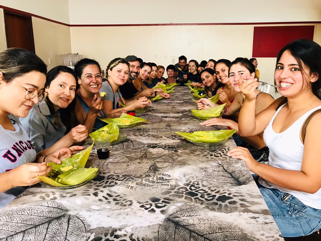 Depois do trabalho e diversão para preparar a pamonha, agora é a parte melhor, comer 😘!

📷 <a href="/marcoantonionc/">Marco Antonio Emediato</a> 
#noivadocordeiro #belovale #belovalemg #minasgerais #mg #turismomg #familia #amor #uniao #harmonia #familiagrande #family #love #pamonha #goumert #pamonha #milho