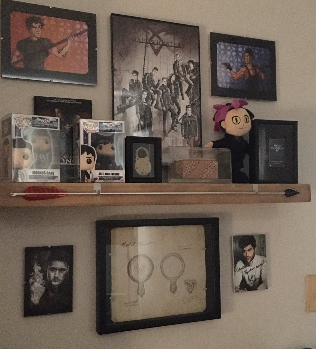 I decided to hang some art today. Many thanks to <a href="/SAspihesi/">➸ ᗩᔕƚᗩ ➰</a> <a href="/haventhornfalls/">HavenThornFalls</a> @MatG_arts for your creativity. <a href="/TonySmokesProps/">Antonio Germinario</a> for your expertise and kindness. And <a href="/MatthewDaddario/">Matthew Daddario</a> for the message you put on my autograph. Thank you for brightening up my space! 💜 #Shadowhunters
