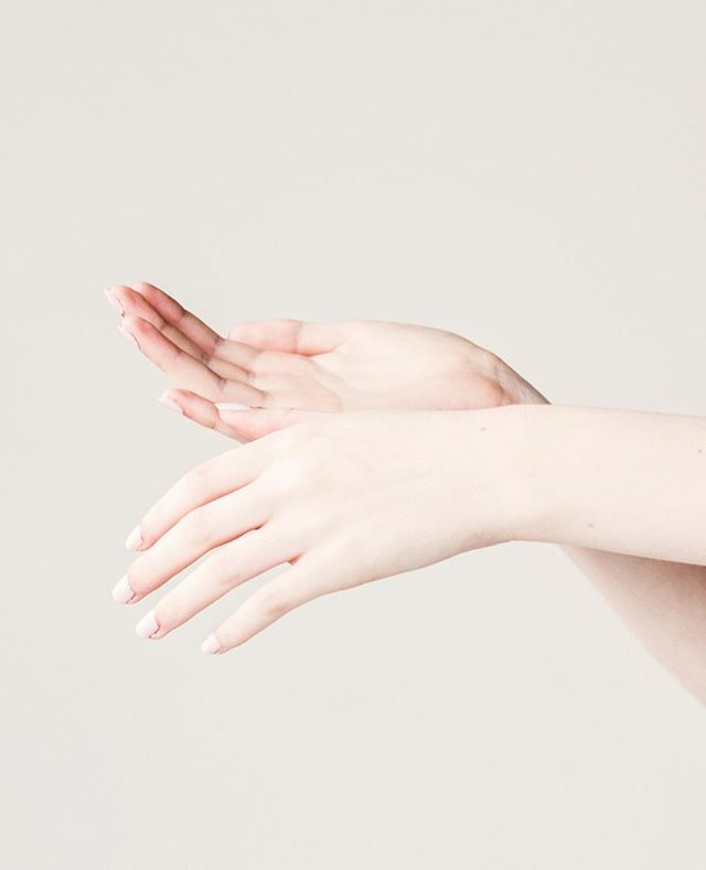 SpaGoddess's tweet photo. 70% ALCOHOL HAND SPRAY is here! Link in bio to our new Immunity Collection.⁠
⁠
Protect your health with our mood lifting sanitizing mist for hands + hard surfaces made with an immune boosting essential oil blend, aloe vera to nurture your skin + orga… https://t.co/k4aIbY2HHx https://t.co/cRPxaBBAxd