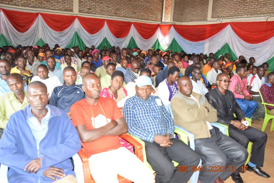 RTNBurundi's tweet photo. #Burundi Après la zone #NDEMEKA de la Commune #GISURU le Président du @burundi_senat se rend dans dans la zone #KABANGA en Commune #KINYINYA où il demande à la population de couper court avec les boissons prohibées https://t.co/mbAA6JKisD