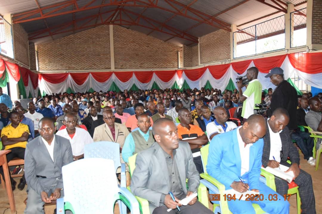 RTNBurundi's tweet photo. #Burundi Après la zone #NDEMEKA de la Commune #GISURU le Président du @burundi_senat se rend dans dans la zone #KABANGA en Commune #KINYINYA où il demande à la population de couper court avec les boissons prohibées https://t.co/mbAA6JKisD