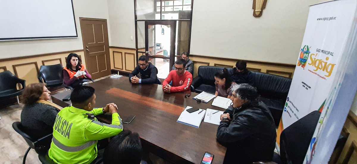 🚨#SIGSIGENACCIÓN🚨 | Nos mantenemos vigilantes junto a los miembros del COE cantonal, analizando y definiendo acciones necesarias de acuerdo a las últimas disposiciones del Gobierno Nacional.
<a href="/Riesgos_Ec/">Riesgos Ecuador</a> <a href="/Salud_CZ6/">Coordinación Zonal 6</a> <a href="/JefPolitSigsig/">JefaturaPoliticaSigsig</a> <a href="/MarceloZhimina1/">Marcelo Zhiminaicela</a>  <a href="/BomberosSigsig/">BOMBEROS SIGSIG</a>