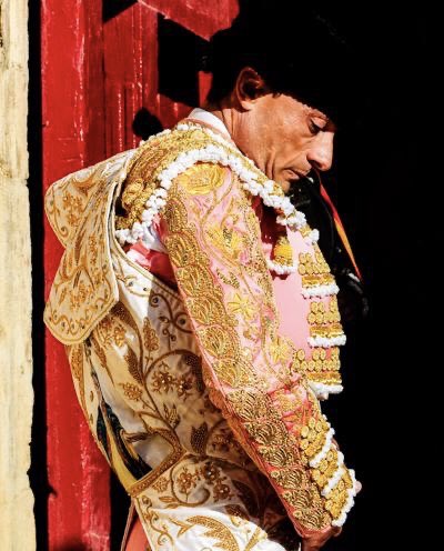 Tal día como hoy hace un año, reaparecí en Valencia. Después de mi percance, llegué a pensar que nunca volvería a torear. Hoy quiero compartir con todos vosotros la esperanza de que aunque a veces parece imposible, todo se puede superar. Y esto también juntos lo superaremos