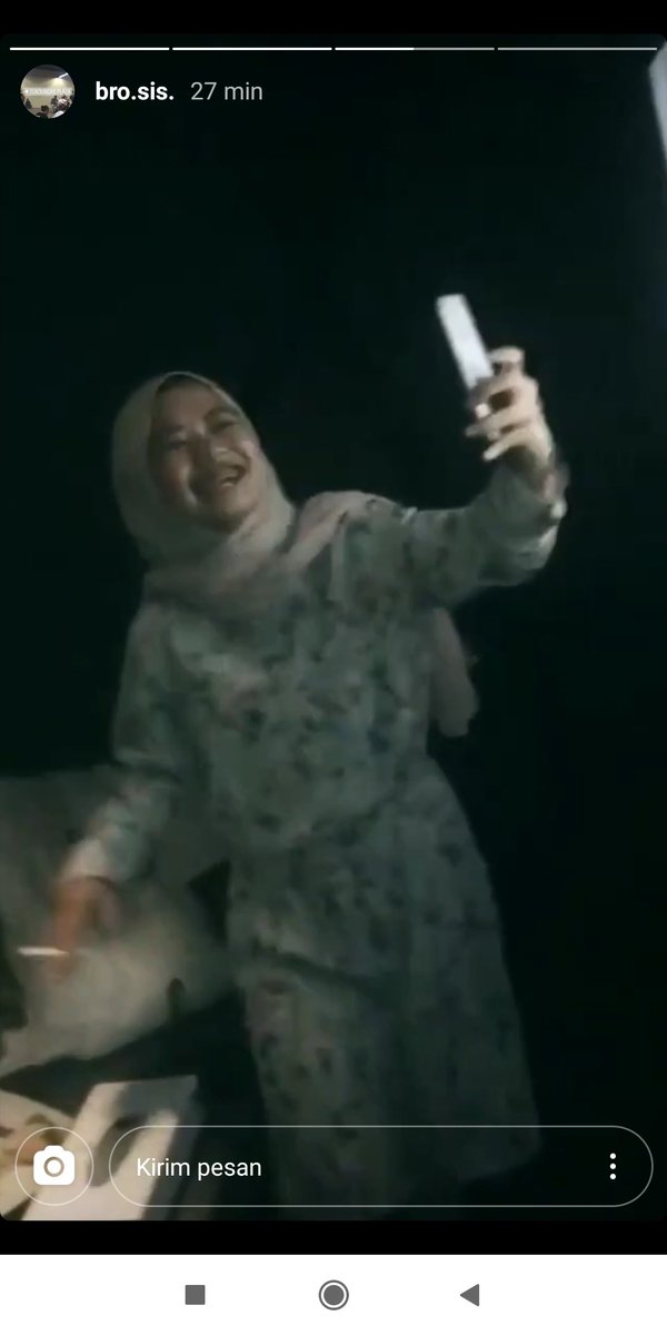 Anyageraldineee's tweet photo. Sudah berkerudung tapi rokokan ughtea ughtea jaman sekarang tidak punya malu!!! #ughtea #naughtea #ukhti #Hijabers https://t.co/0zeVTIZoc5