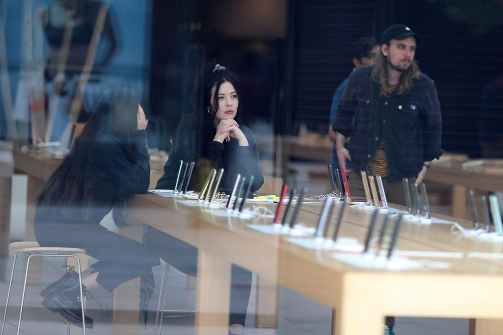 Reuters's tweet photo. Apple closes U.S. retail stores until further notice https://t.co/tE9ZYpTdpv https://t.co/GLGlCfnnBW