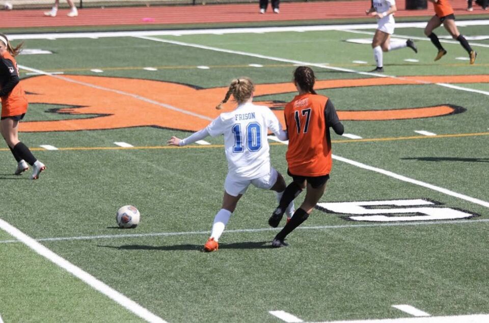 GHSSoccerKicks's tweet photo. Meet our 2020 varsity team!

Who?  Chloe Frison
Age?   Senior
Position?  Defender

“I love playing high school soccer because I am able to have fun and play with my friends while also representing our school.”
💙⚽️💙 https://t.co/qRLWo174Er