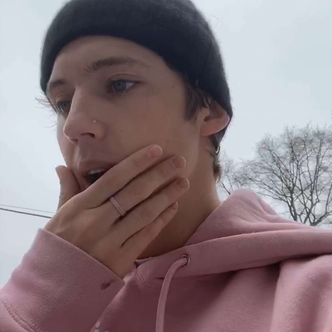 LITTLETR0YE's tweet photo. Me: dont touch your face, especially your eyes and mouth

also me: https://t.co/0ztyR3dCYl