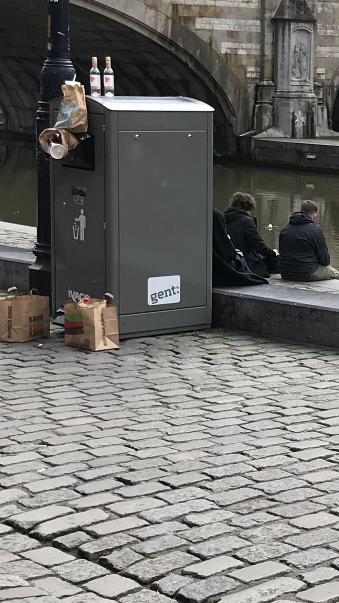 KarlijnDeene's tweet photo. @alainmoutonVL Liep er gisteren voorbij en zelfs uitpuilende vuilnisbakken zoals tijdens zomerpiek.... #COVID2019 https://t.co/NvdiBPN9mx