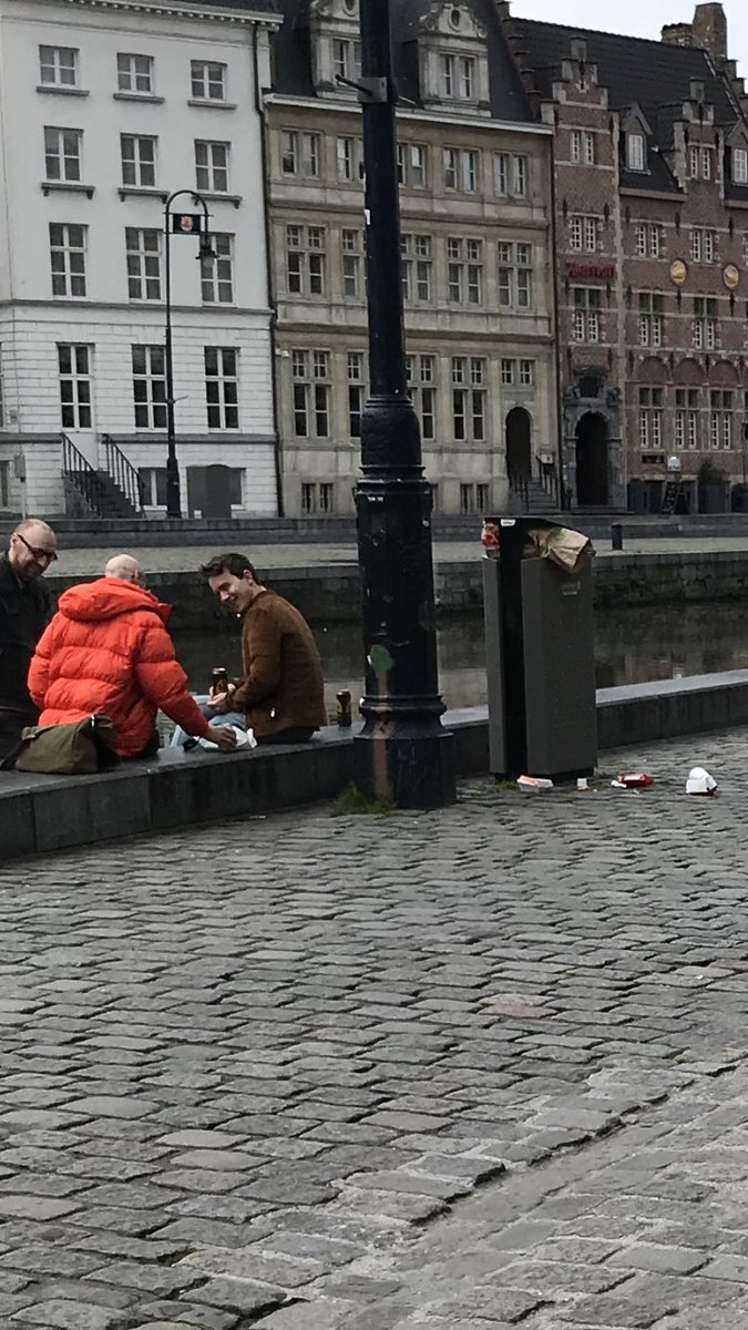 KarlijnDeene's tweet photo. @alainmoutonVL Liep er gisteren voorbij en zelfs uitpuilende vuilnisbakken zoals tijdens zomerpiek.... #COVID2019 https://t.co/NvdiBPN9mx