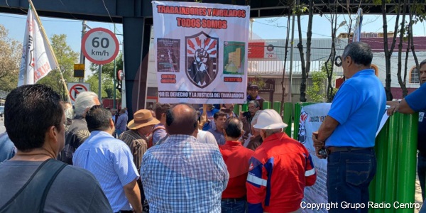 RedVialRC's tweet photo. #BREAKINGNEWS
Integrantes del #SME se #concentran en #Constituyentes poco después de #Observatorio. #SePrevé que #marcharán a la Unidad de Inteligencia Financiera #UIF.
¡#EnBreve más información con @cesar_kain en @TeleadictosA!
#TráficoRVial https://t.co/bBfU3JUSiR