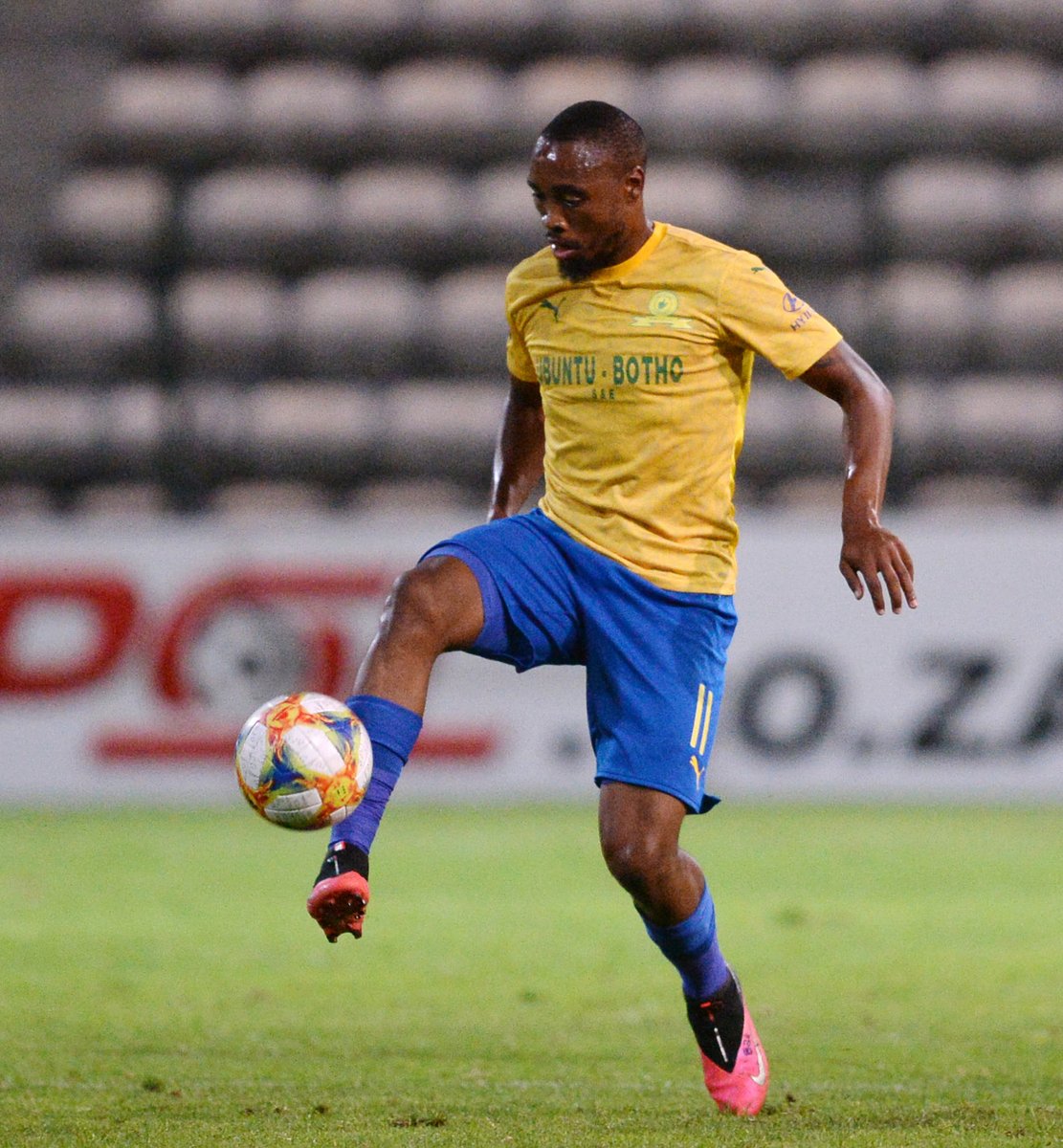 Masandawana's tweet photo. Denis with a comfortable save following a predictable ball into the box. He finds Vila on the move who turns on the style down the wing leaving defenders behind as he picks out Lebo at the back post.
#Sundowns #TheShowMustGoOn #DownsPirates https://t.co/I63eaipp8Q
