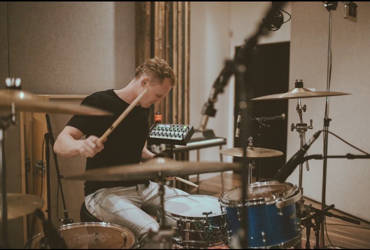 Everything’s gone to shit! No gigs! No sessions! No lessons! But wait, I’m offering Skype/FaceTime lessons to anyone who’s feeling bored and creatively deprived. Flexible rates! Message me and spread the love 💋