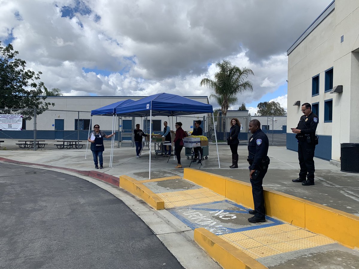 We are open! Come on down and get your kiddos some lunch! #VVinthistogether #coltpride #teamvvusd @ValVerdeSupt @ValVerdeUSD @VVUSDPDOfficer2 @VVUSDPD