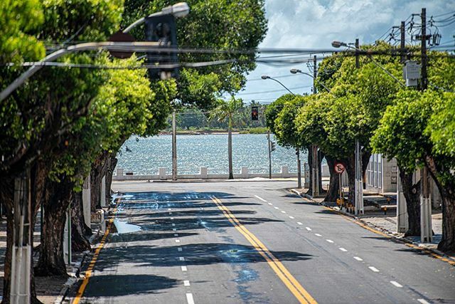 SauloCoelhoAju's tweet photo. Cenas de #Aracaju - vista da avenida Ivo do Prado e #RioSergipe ao fundo no final da avenida Barão de Maruim. #Aracaju165Anos #streetphotography #river #urbanphotography #cityscape https://t.co/kMpXBqYCKW https://t.co/OWyISsb9xa