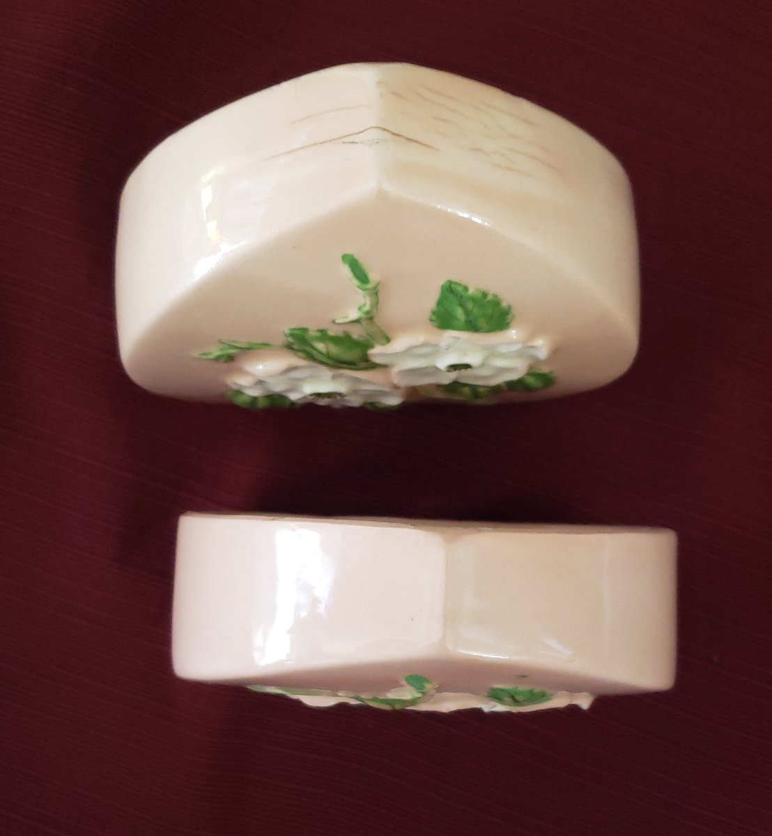 atticesoterica's tweet photo. Vintage Pair Of Hull Art Wall Pocket Hanging Vases With Rosella Pattern Of Beautiful White Flowers With Leaves On A Pale Pink Background https://t.co/cJVD5rW1Eq #Etsy #Vintage #Antiques #AtticEsoterica #Collectibles #ArtDeco https://t.co/78ocLaosFd