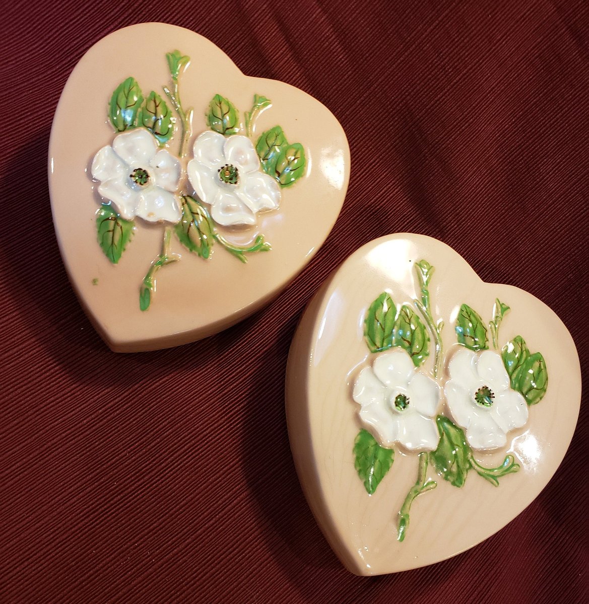 atticesoterica's tweet photo. Vintage Pair Of Hull Art Wall Pocket Hanging Vases With Rosella Pattern Of Beautiful White Flowers With Leaves On A Pale Pink Background https://t.co/cJVD5rW1Eq #Etsy #Vintage #Antiques #AtticEsoterica #Collectibles #ArtDeco https://t.co/78ocLaosFd