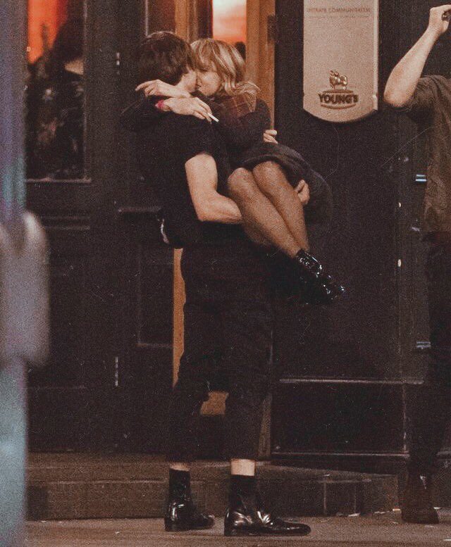 Natalia Dyer and Charlie Heaton