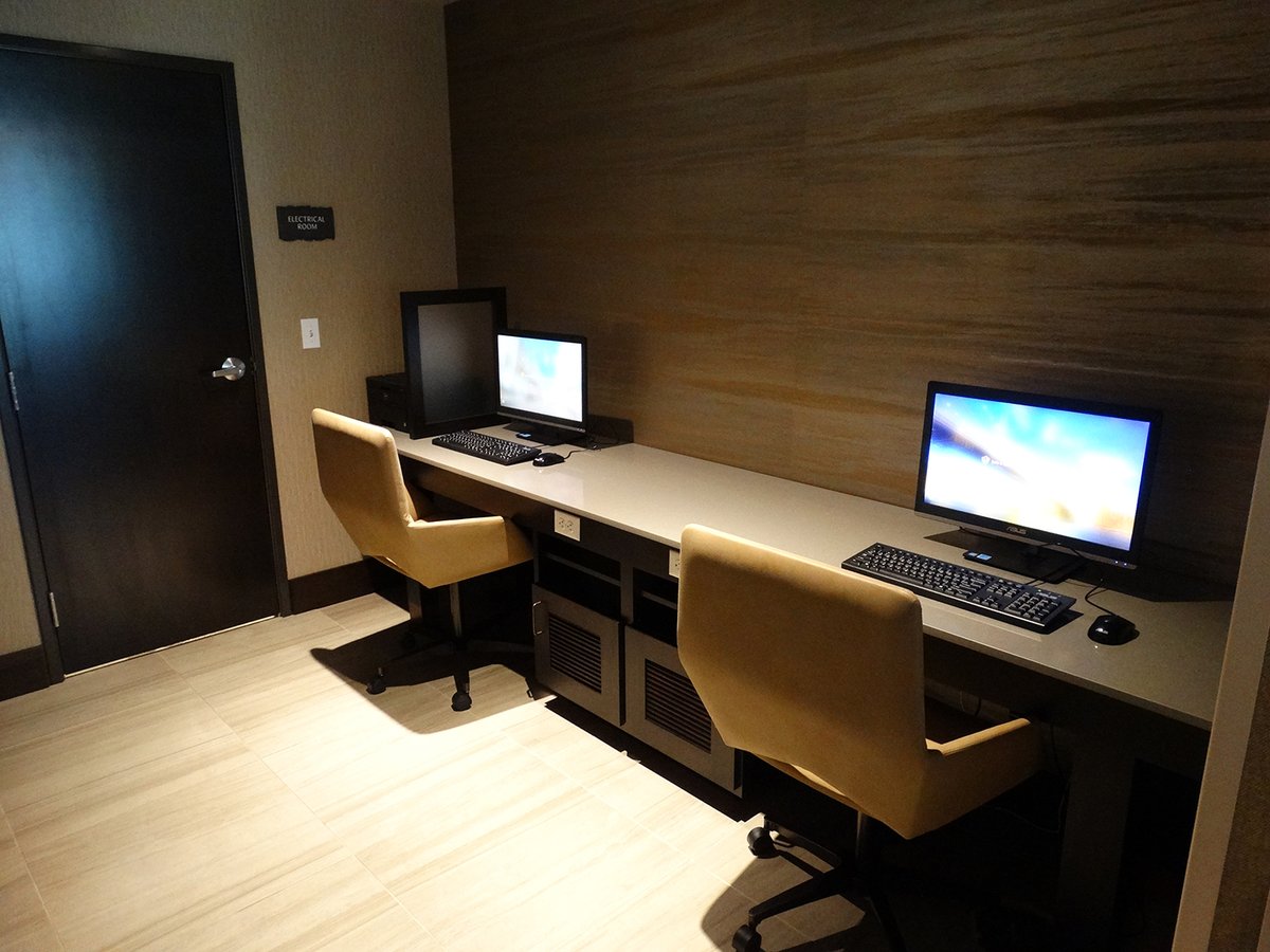 When work calls you can be confident to answer in the privacy of our on-site business center. #hoteamenities #inBend #businesscenter bit.ly/2wI54Dp