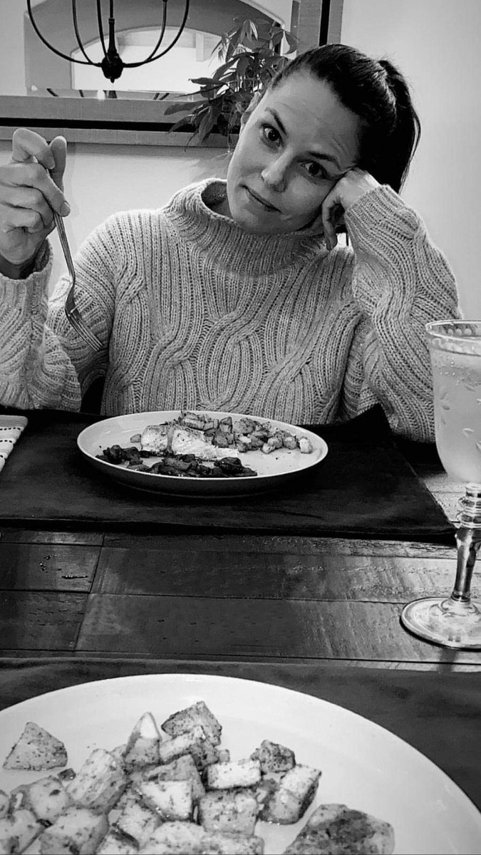 jmoducklings_96's tweet photo. How gawjuss does she look 😍
@jenmorrisonlive
#onceuponatime #onceabc #oncers #jmo #jennifermorrison https://t.co/Vdl7yK6eLU