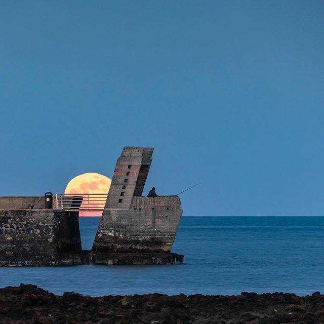 manguerram's tweet photo. #luna #lunallena #salidadeluna #moon #fullmoon #arinaga #pescador #muelle #fmapfreguanarteme_descubre #fmapfreguanarteme_libre #ig_laspalmas #ig_canarias https://t.co/tqE0LIuluu https://t.co/LkYYyhRnC5