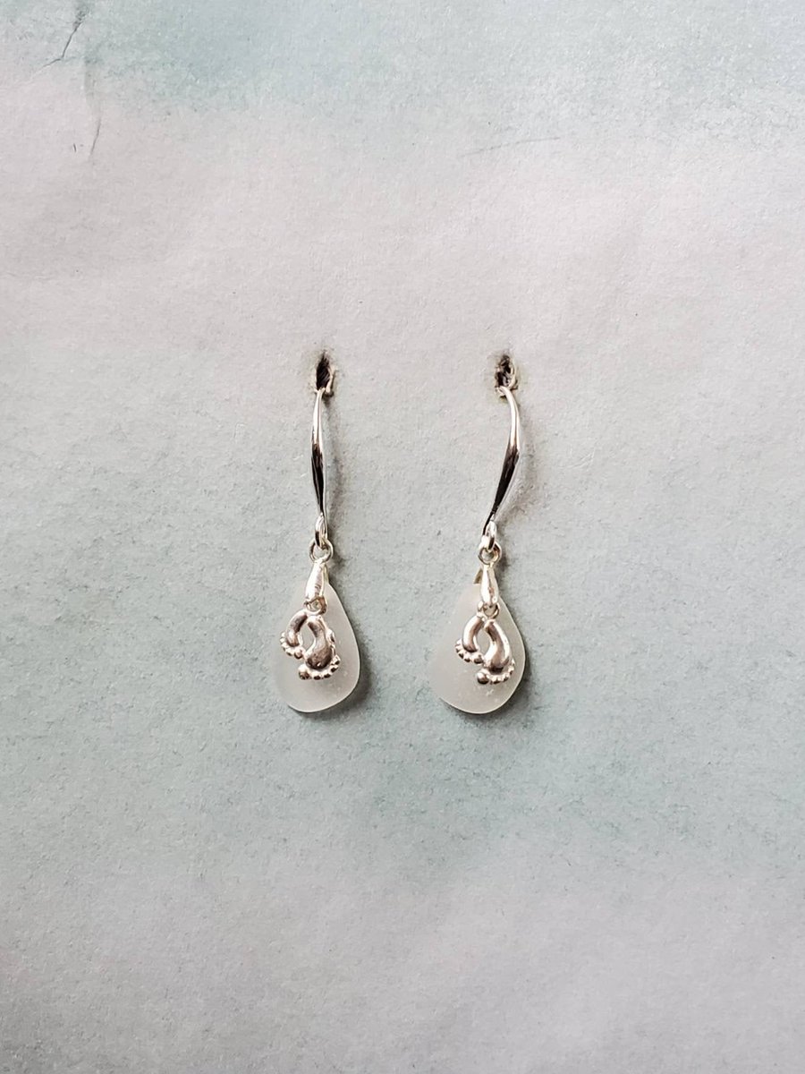 saltedbayonet's tweet photo. Life's best with your #toesinthesand! Lovely #handmade, genuine white #seaglass &amp; sterling silver #barefoot earrings. https://t.co/3dArtdKTHz #seaglassjewelry #genuineseaglass #whiteseaglass #beachlife #handmadejewelry #surftumbled #frostyseaglass #seaglassearrings #beachlove https://t.co/Kc3bSGZnqC