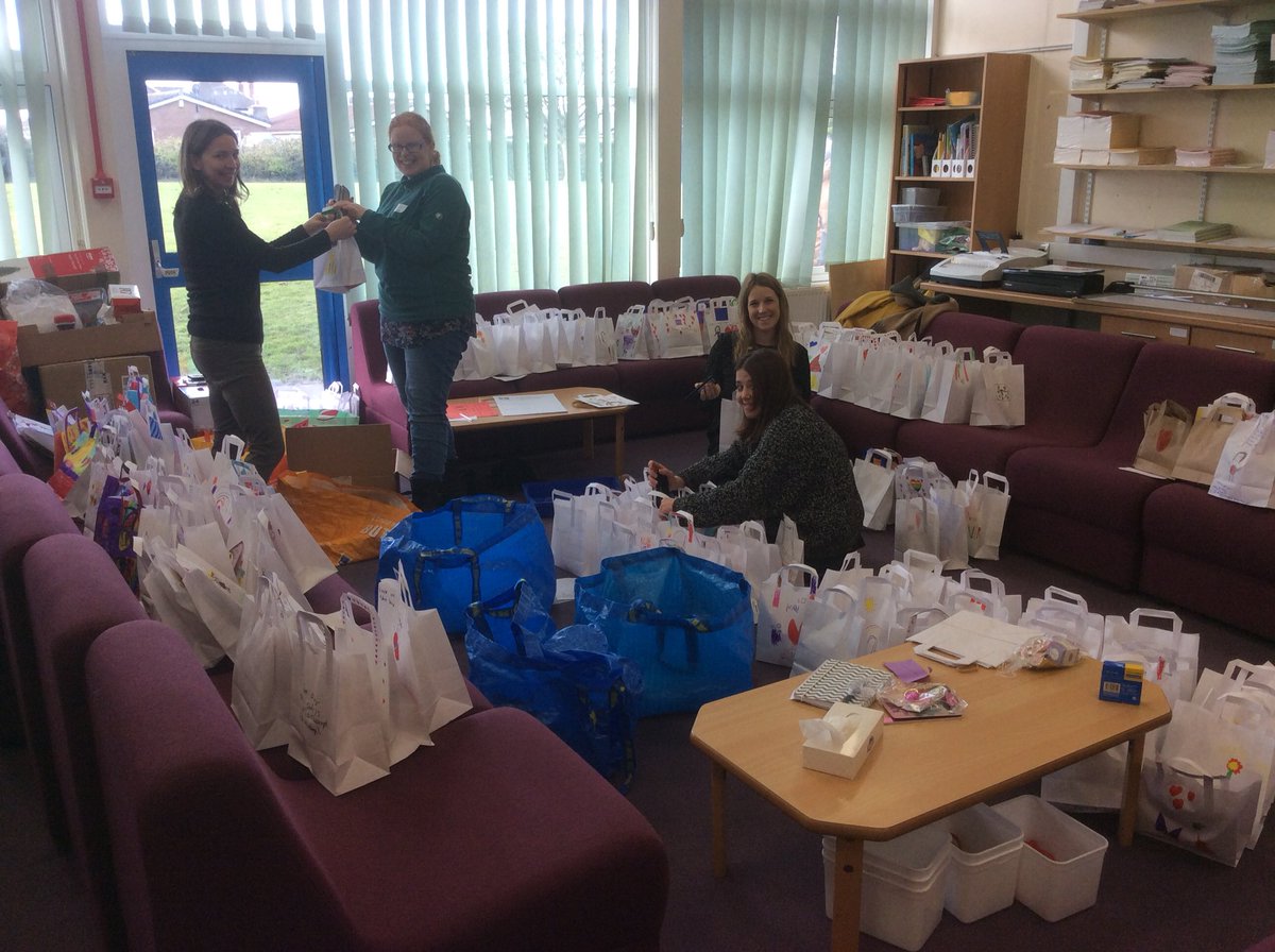 NinelandsPS's tweet photo. Thank you to the lovely members of our PTA who sorted out all the Mother’s Day gifts this week. @NinelandsFON https://t.co/6X6qn2sO3H
