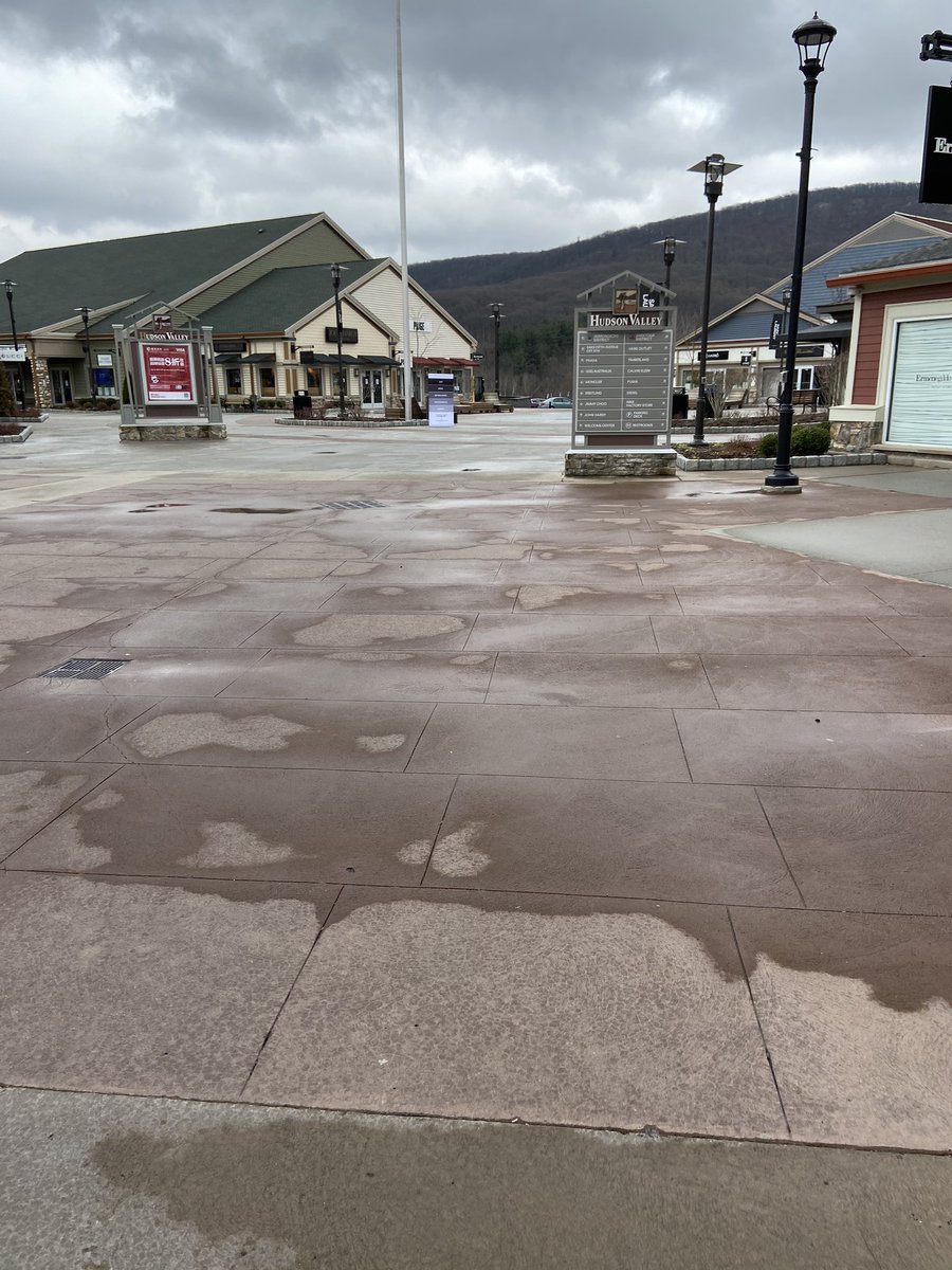 The normally bustling Woodbury Commons outlet center. A few still had to get their shop on today but really a ghost town overall. 90% of #retailers closed or on limited hrs today, most will be closed thru mth end by tmrw #retailnews #retailapocalypse #coronavirus $spg $tpr $cpri