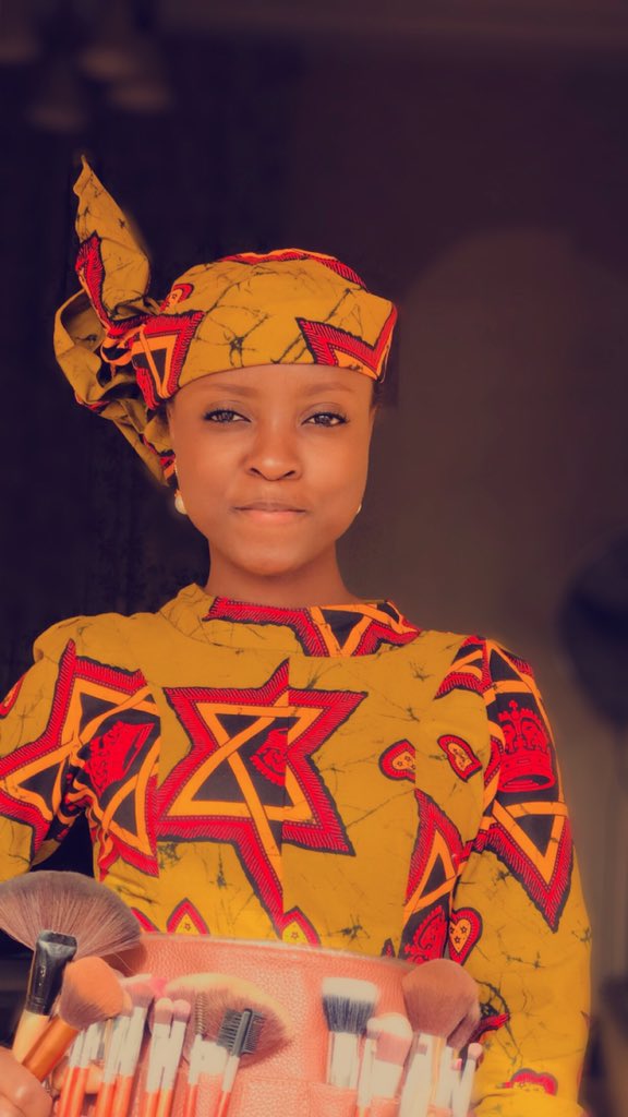 rahama_said's tweet photo. Hello🙋🏻‍♀️
My name is Ramatu Saidu, i am an entrepreneur, a makeup artist that base in Katsina State, i’ve never been trained but i’ve packaged myself as a Pro. I have courage and confidence in what i do, I have faith in myself and believe that i’m good enough for my business(skill) https://t.co/yVdrjlOydm
