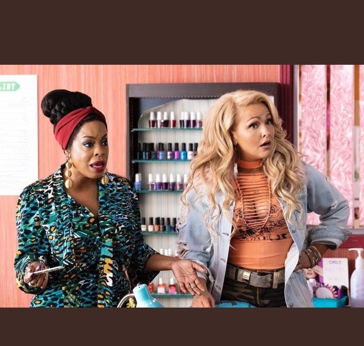 TintswaloN3's tweet photo. Am i the only one who felt that side chick threw a bit of shade by that hair comment??? #Mnakwethu https://t.co/0Fr0dFvMwn