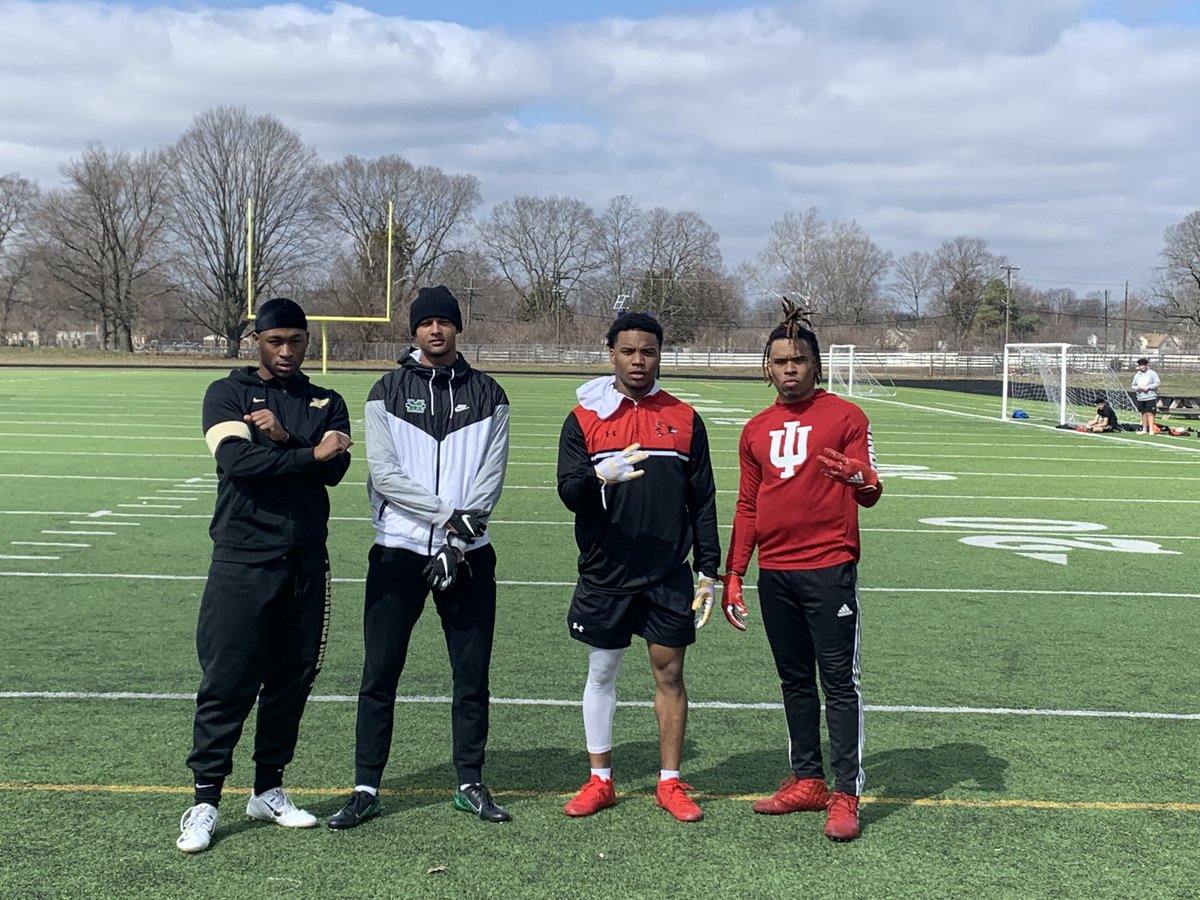 MarkDobson1911's tweet photo. The GRIND don’t stop. The past, present, &amp; future... These boys putting in work. GIANT STRONG 💯💪🏾🏈💜 https://t.co/2w5xJTn4fY