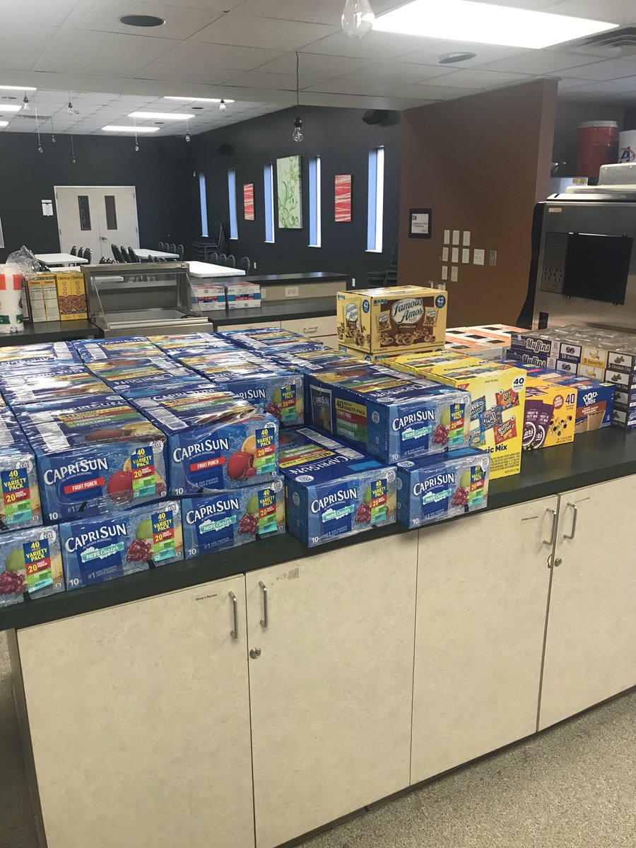 clvrystudents's tweet photo. Took some supplies to a family that was low today. If you know of someone in need, contact Kevin or Manuel. #LookForTheHelpers #FaithOverFear https://t.co/d1bfTym2aL