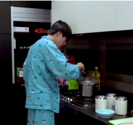 BTSARMYKitchen's tweet photo. Hey #BTSARMY 👋🏼😊

We bring you guys Jin’s Packed Lunch to give you strength to continue the #BTSWATCHPARTY !!

As seen on RunBTS ep. 44 #ChefJin woke up early to cook Tteokguk [떡국] for Joonie and Tae to take on their hike 🥺

#FromBTSARMYKITCHEN @BTS_twt https://t.co/NSCDCiJT1w