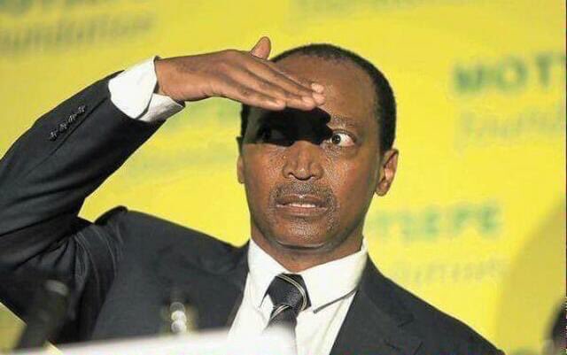 _HereToDestress's tweet photo. Is it just me who thinks she was shading the wife when she said " I'll do your hair" ?? Bitch is hell'a nasty  #Mnakwethu https://t.co/YirZNfMLgO