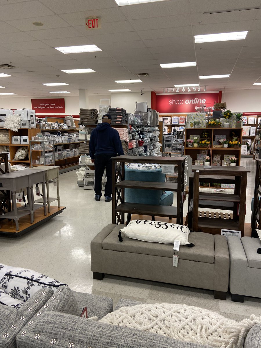 $TJX no reduction in hours yet and strangely operating as normal?!?  even some people here #retail #coronavirus #retailapocalypse