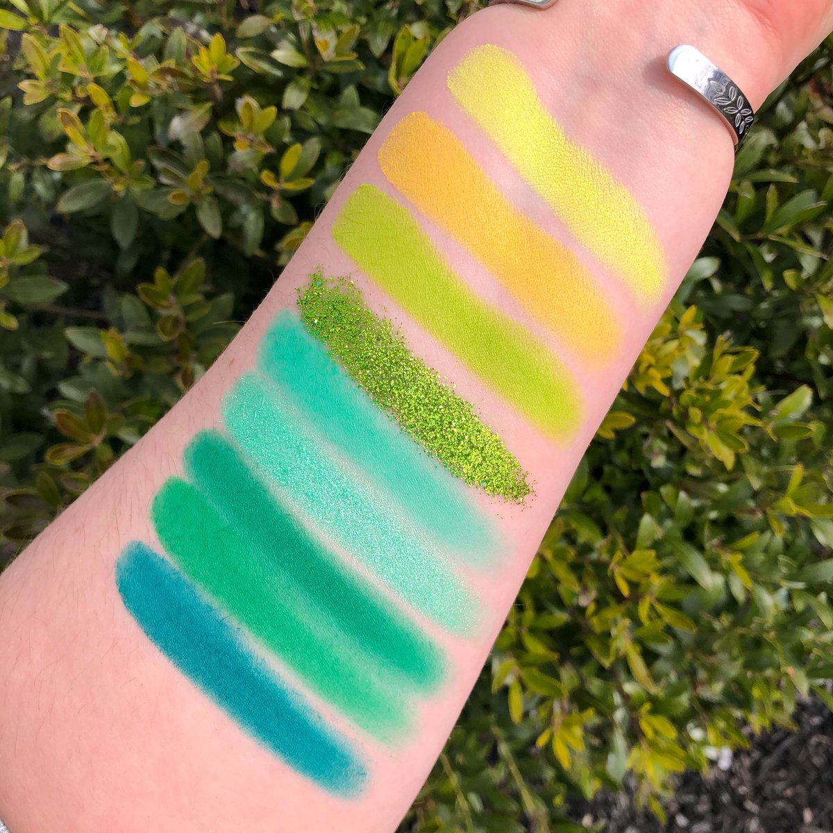 LUNARSKIESCOSM's tweet image. EMERALD MOON SWATCHED 💚
What shade is your favorite ? 
🌙$15 
( ONSALE FOR 30% off today !   Code : STPATTIES ) 
lunarskiescosmetics.com