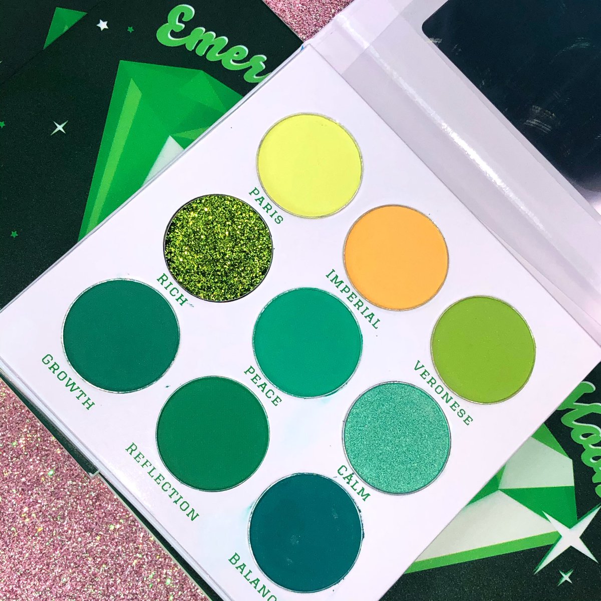LUNARSKIESCOSM's tweet image. EMERALD MOON SWATCHED 💚
What shade is your favorite ? 
🌙$15 
( ONSALE FOR 30% off today !   Code : STPATTIES ) 
lunarskiescosmetics.com