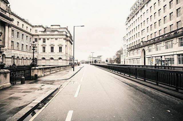 Waterloo Bridge completely empty. 
I think this is what the government is after but I’m not sure everyone has got the message!
.
.
.
.
.
.
.
.
.
#emptylondon #lockdown #virus #pictureoftheday #shoreditch #advertising #streetphotography #london #streetvis… ift.tt/3b17FqL