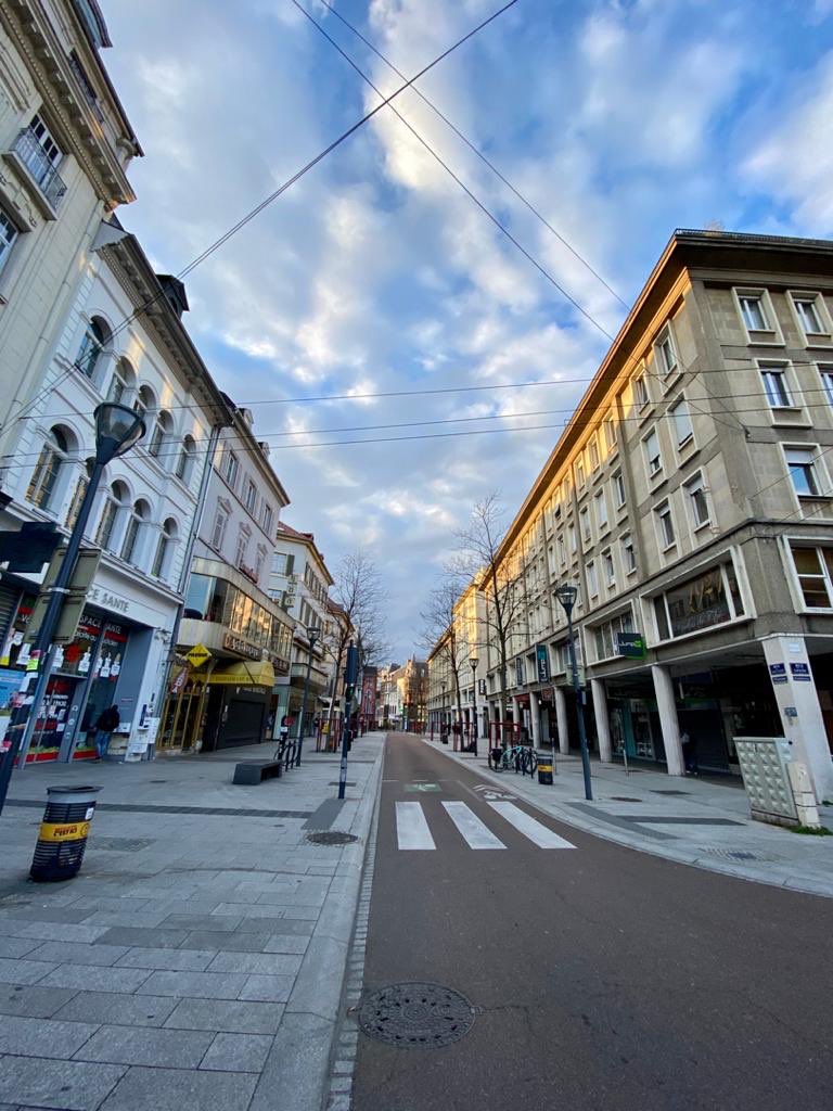 michelelutzh's tweet photo. Une ambiance particulière plane sur notre ville #Mulhouse ce soir : les rues sont vides. Merci à tous pour votre coopération aujourd’hui. C’est ensemble que nous réussirons à vaincre le #covid19. 

Je compte sur vous pour les jours à venir : restons chez nous ! 🙏🏻 https://t.co/d0K937GtEL