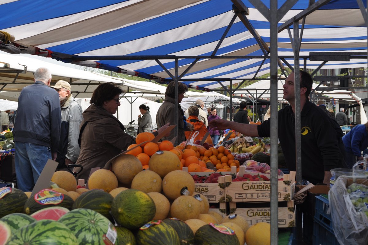 Weekmarkt #Valkenswaard gaat donderdag 19/03 en 26/03 en 02/04 niet door. Burgemeester Ederveen nam dit  besluit op basis van al geldende landelijke maatregelen voor aanpak  #Coronavirus. Lees meer, ook over motivatie  <a href="/bmvalkenswaard/">Anton Ederveen</a> : bit.ly/3b02lDQ  @swvalkenswaard AA