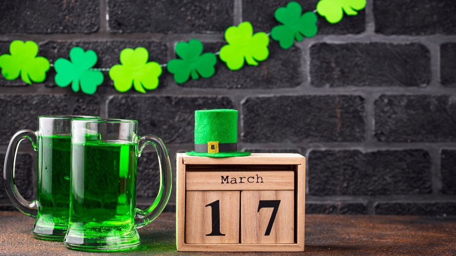 EAHotelDanbury's tweet photo. Happy #StPatricksDay!  Enjoy celebrating Irish heritage right here in Danbury, and enjoy an Irish drink at our 21 Lake Bar! ☘️ 

https://t.co/zViMQNo3nE https://t.co/Rr0dM1vB2k