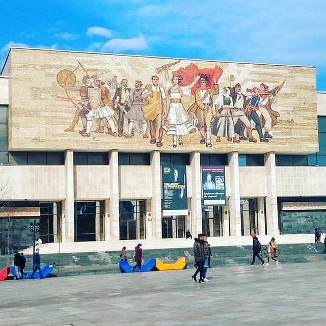 InitiaticV's tweet photo. #UnJourUnLieu pour garder le moral pendant le confinement.
Ce premier jour solidaire contre le #covid19 nous emmène à en Albanie 🇦🇱
Sur la façade du musée national historique, on trouve une gigantesque mosaïque symbolisant l'élan du peuple albanais vers son indépendance... O… https://t.co/XJQlZ72rOE