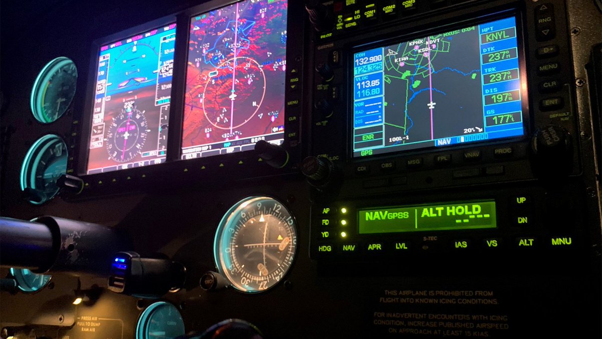 MoogAvionics's tweet photo. When the mood lighting is just right
#STEC3100 #Autopilots #Aviation #AvGeek https://t.co/Jt1bixgfER