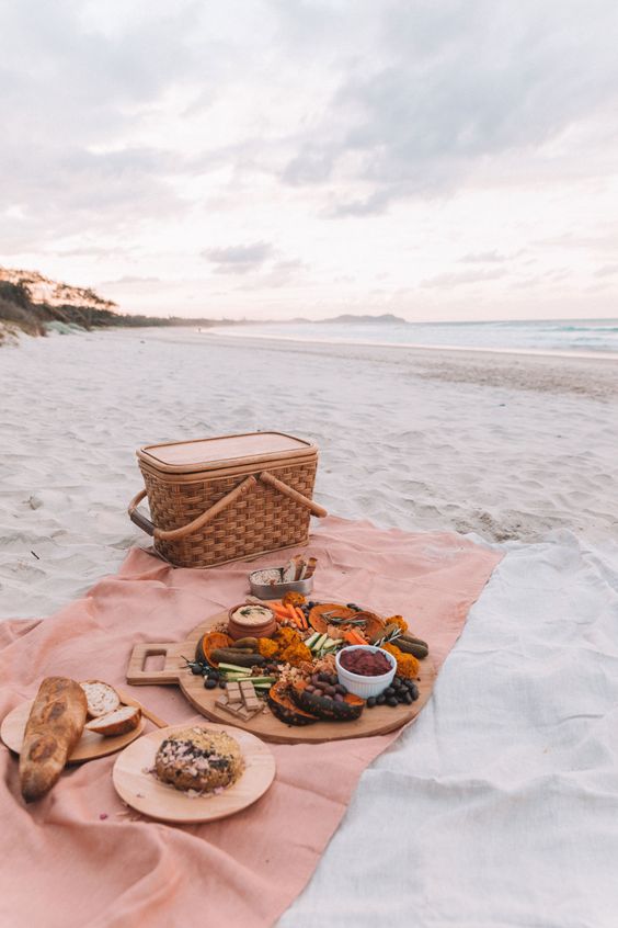Mekanaswim's tweet photo. oh to have romantic picnic dates by the beach at sunset https://t.co/4pr0CwRzbK