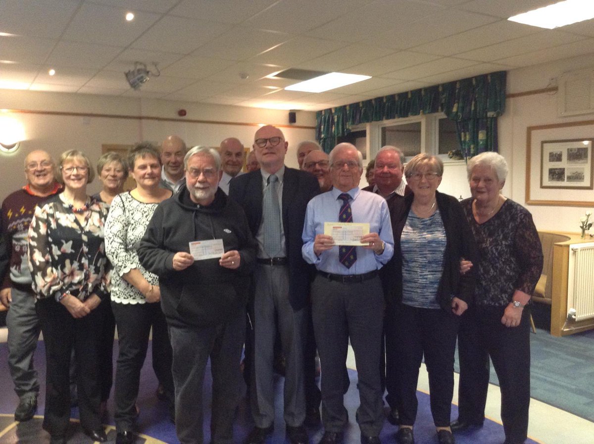 BoxyPB's tweet image. FUNDRAISING

Massive thank you to Newhills Bowling Club who have us down as one of their nominated charities this year!

Vice President Doug Ogston went along on Saturday to collect a cheque of £2175! 

#BoxyPB 🔴🎶🔵