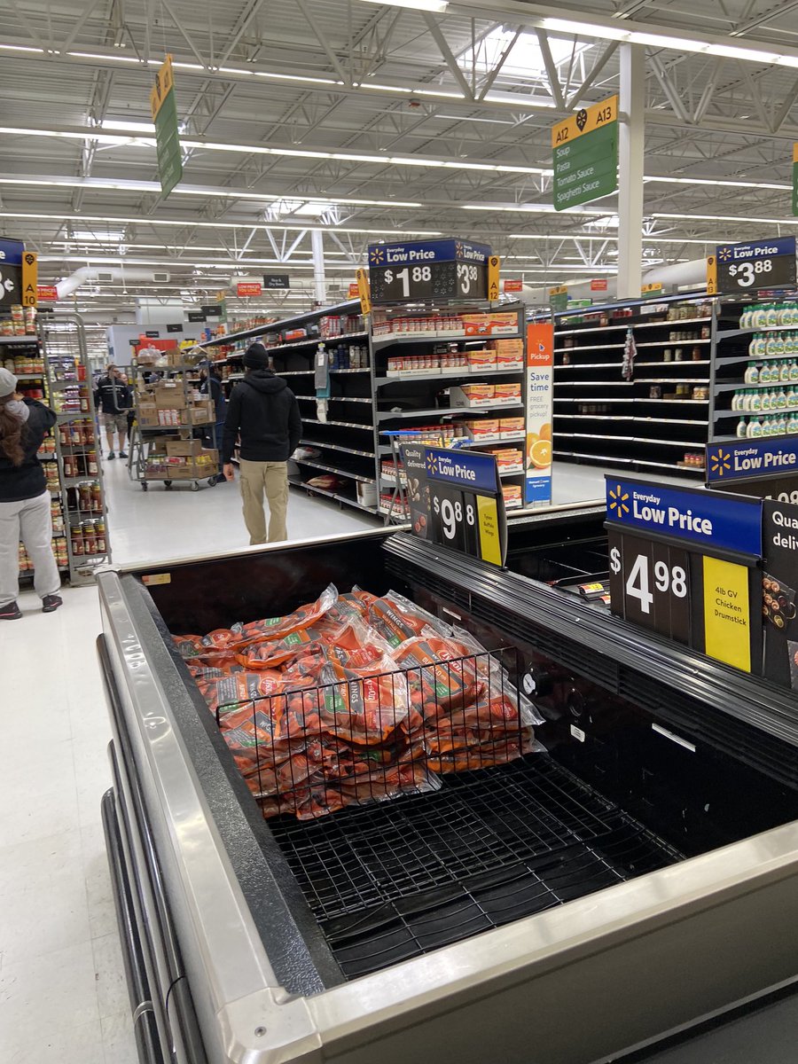 I’m like oh this <a href="/Walmart/">Walmart</a> is surprisingly quiet and then I see why $wmt $tgt #retail #emptyshelves