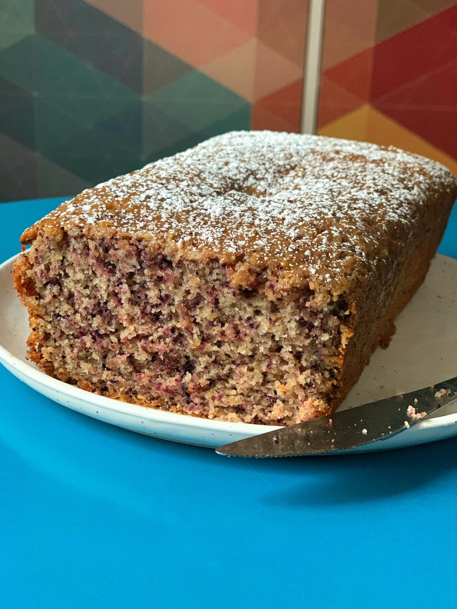 made the earl grey yogurt cake but substituted the earl grey for 2tbsp hibiscus tea, 2 tsp orange zest and 1tsp cinnamon, then topped it with a cinnamon orange glaze AND powdered sugar because why not  #humblebragdiet  #quarantinecake